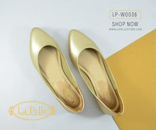 Load image into Gallery viewer, Gold pointed flat pumps - La Pelle Store
