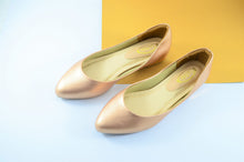 Load image into Gallery viewer, Rose Gold pointed flats - La Pelle Store
