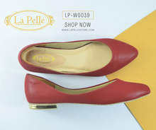 Load image into Gallery viewer, Maroon pointed flat pumps - La Pelle Store
