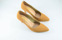 Load image into Gallery viewer, Court Heels Matte Mustard - La Pelle Store

