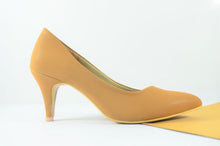 Load image into Gallery viewer, Court Heels Matte Mustard - La Pelle Store
