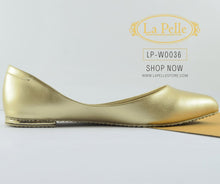 Load image into Gallery viewer, Gold pointed flat pumps - La Pelle Store
